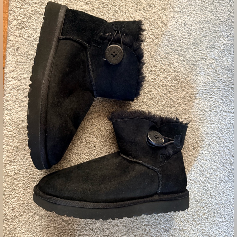 UGG mini Bailey button II boots uggs black